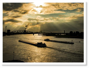 De zon boven de Waal bij Nijmegen