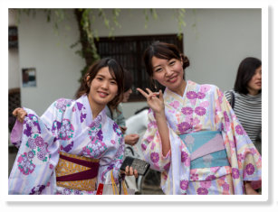 Jonge vrouwen gaan voor een dag naar Kyoto om kimono's te dragen